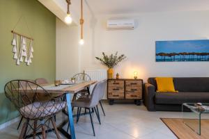 A seating area at Chryssi myHome
