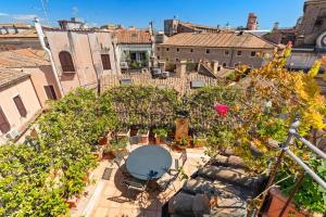 una vista aérea de un patio con plantas y una mesa en Casa Colonna by Burghesius, en Roma