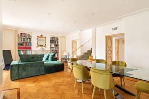 sala de estar con sofá verde y mesa en Casa Colonna by Burghesius, en Roma