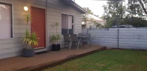a patio with a table and chairs on a house at Maison de Chocolate in Broken Hill