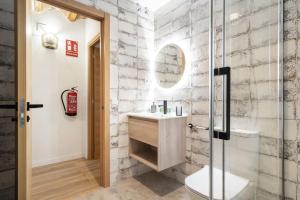 ein Bad mit einem WC, einem Waschbecken und einer Dusche in der Unterkunft Nice flat in Lavapiés at street level S23B in Madrid