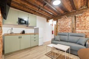 ein Wohnzimmer mit einem Sofa und einer Küche in der Unterkunft Nice flat in Lavapiés at street level S23B in Madrid
