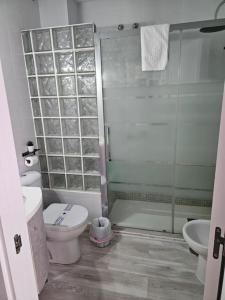 Un baño con ducha, inodoro y lavabo. en Increíble Apartamento de lujo en Triana, en Sevilla