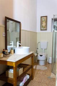 a bathroom with a sink and a toilet at Quinta José&Maria Quartos Ferreira do Zêzere in Ferreira do Zêzere +112 photos