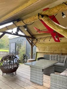 Uma área de estar em Oak Tree Lodge: Unique 2 level Shepherd's Hut: Dartmouth