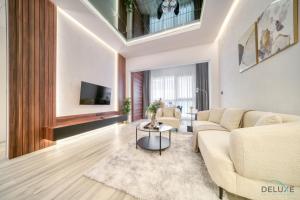 Posezení v ubytování Modern 1BR at Marina Park Dubai Marina by Deluxe Holiday Homes