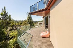 Una pasarela de cristal que conduce a una casa con balcón en Private room in a lovely house, en Auckland