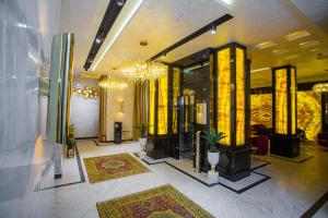 een lobby van een hotel met een kroonluchter bij Florence Boutique Hotel by Hotel Pro group in Yakkasaray