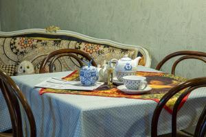 Příslušenství pro přípravu čaje a kávy v ubytování Tatin - Hotel & Café in Mtskheta