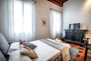 フィレンツェにあるRoommo Studio San Galloのベッドルーム(ベッド1台、ソファ、テレビ付)