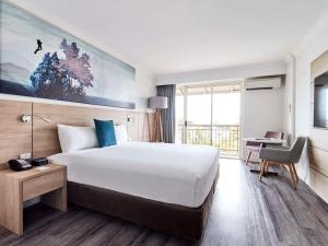 Postel nebo postele na pokoji v ubytování Novotel Cairns Oasis Resort
