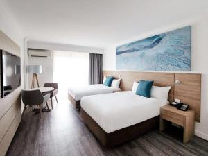 Postel nebo postele na pokoji v ubytování Novotel Cairns Oasis Resort