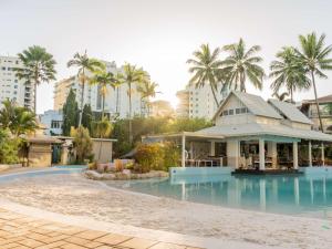 Bazén v ubytování Novotel Cairns Oasis Resort nebo v jeho okolí
