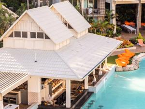 Bazén v ubytování Novotel Cairns Oasis Resort nebo v jeho okolí