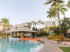 Bazén v ubytování Novotel Cairns Oasis Resort nebo v jeho okolí