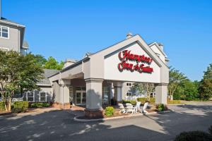 ニューポートニューズにあるHampton Inn & Suites Newport News-Airport - Oyster Point Areaのア フロント ビュー オブ ア ハンプトン イン