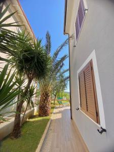 um corredor de uma casa com uma porta e palmeiras em Dimora Il Campanile em Chieti