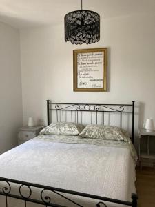 1 dormitorio con 1 cama y una foto en la pared en Casa Nova Luxury Apartment Suite Limoni, en Nova Milanese