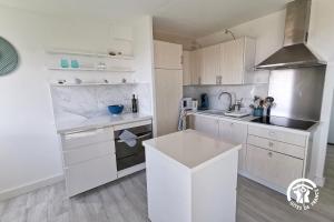 Kuchyň nebo kuchyňský kout v ubytování La Sirène - Loft moderne et lumineux avec vue panoramique sur Mer Méditerranée et port de plaisance