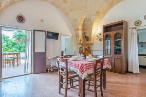 cocina y comedor con mesa y sillas en Carbone Country House Oria - Happy Rentals, en Oria