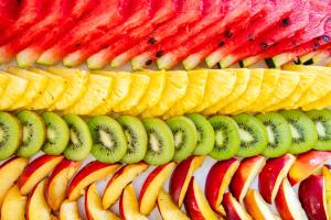 una muestra de frutas y hortalizas en una mesa en Ciccio Hotel, en Misano Adriatico