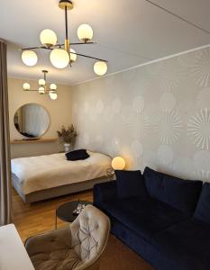 una sala de estar con una cama y un sofá en Studio Apartment with Sauna, en Pärnu