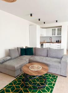 uma sala de estar com um sofá e uma mesa em Villa Sani em Bribir