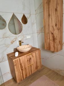uma casa de banho com um lavatório e um espelho em Villa Sani em Bribir
