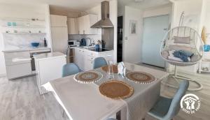 Kuchyň nebo kuchyňský kout v ubytování La Sirène - Loft moderne et lumineux avec vue panoramique sur Mer Méditerranée et port de plaisance