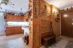 eine Küche mit einer Holzwand mit einer Bank in der Unterkunft Courmayeur~navetta gratuita per il centro+impianti in Courmayeur