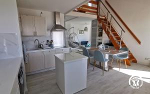 Kuchyň nebo kuchyňský kout v ubytování La Sirène - Loft moderne et lumineux avec vue panoramique sur Mer Méditerranée et port de plaisance