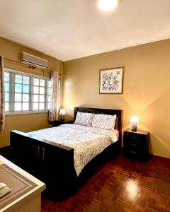 1 dormitorio con 1 cama, 1 ventana y 2 lámparas en The Haven Suite en Bentong