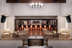 eine Lobby mit Tischen und Stühlen und eine Bar in der Unterkunft The Hadsten Solvang, Tapestry Collection by Hilton in Solvang