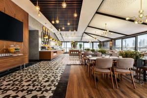 Um restaurante ou outro lugar para comer em Ramada Encore by Wyndham Istanbul Sisli