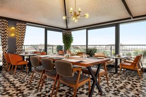 Uma área de estar em Ramada Encore by Wyndham Istanbul Sisli