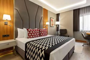 Cama ou camas em um quarto em Ramada Encore by Wyndham Istanbul Sisli
