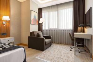 Uma área de estar em Ramada Encore by Wyndham Istanbul Sisli