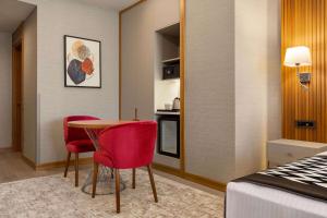 A cozinha ou cozinha compacta de Ramada Encore by Wyndham Istanbul Sisli