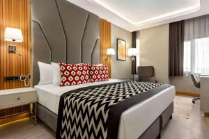 Cama ou camas em um quarto em Ramada Encore by Wyndham Istanbul Sisli