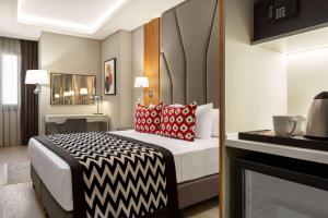 Cama ou camas em um quarto em Ramada Encore by Wyndham Istanbul Sisli