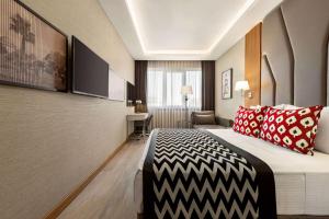 Uma TV ou centro de entretenimento em Ramada Encore by Wyndham Istanbul Sisli
