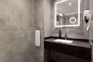 Um banheiro em Ramada Encore by Wyndham Istanbul Sisli