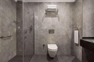 Um banheiro em Ramada Encore by Wyndham Istanbul Sisli