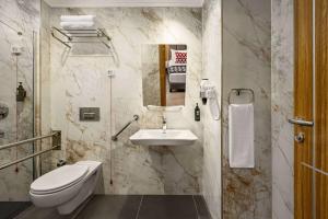 Um banheiro em Ramada Encore by Wyndham Istanbul Sisli