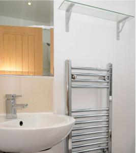 bagno bianco con lavandino e doccia di Stylish and spacious Southampton stay a Southampton