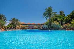 una gran piscina con palmeras y un complejo en Hacienda San Jorge, en Breña Baja