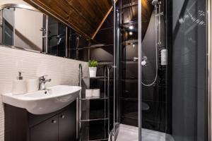 Villa 307 Spisz Resort في يورغوف: حمام مع حوض ودش