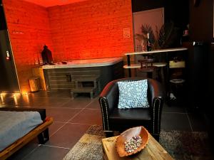 - un salon avec une cheminée, une chaise et une table dans l'établissement Diane Luxury 1, à Roubaix