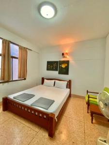 1 dormitorio con 1 cama y ventilador en No7 Guesthouse, en Krabi