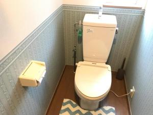 uma pequena casa de banho com WC num quarto em Marine House - Vacation STAY 77620v em Koshigoe